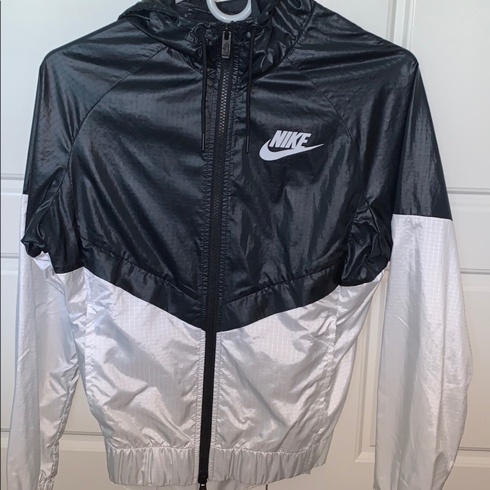 NIKE BLACK AND WHITE ZIP UP WINDBREAKER